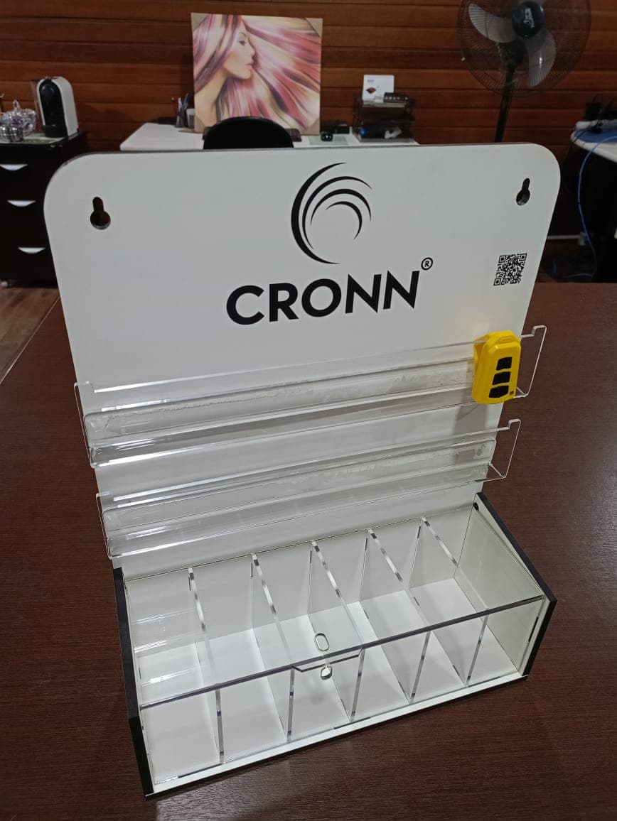 Display expositor CRONN em acrílico — Mais Acrílicos